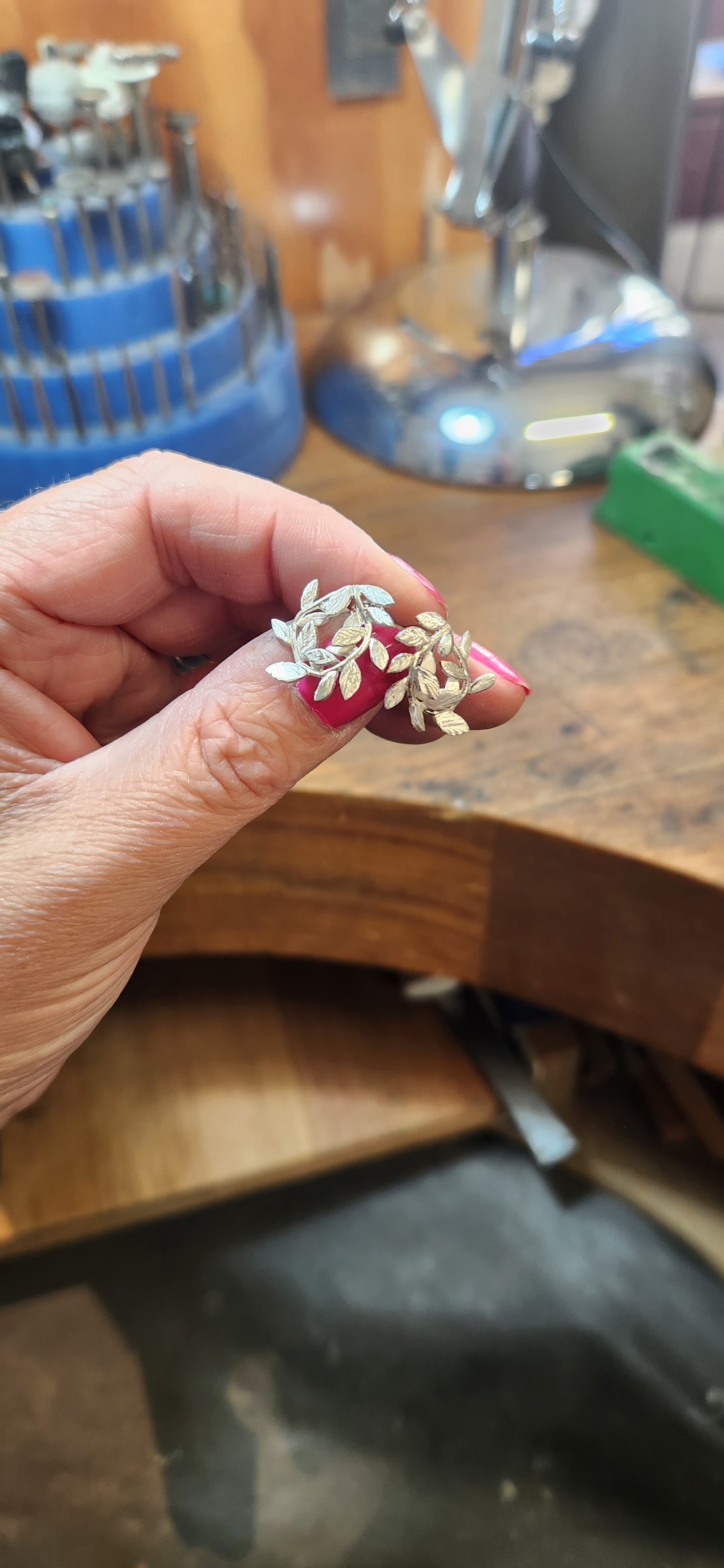 Foliage studs (wreath)