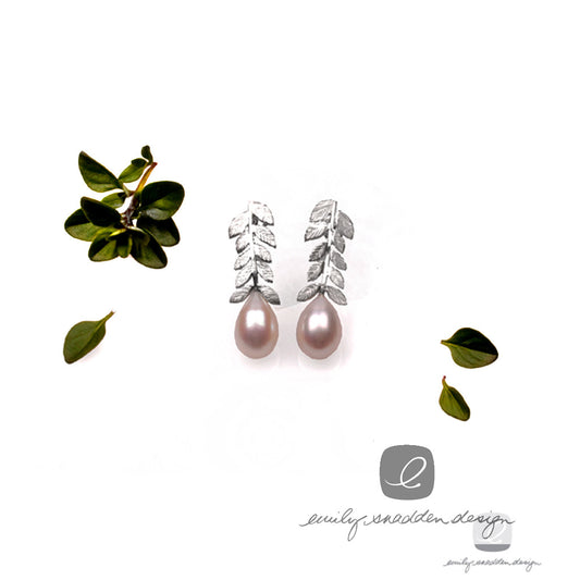 Foliage studs with pearl